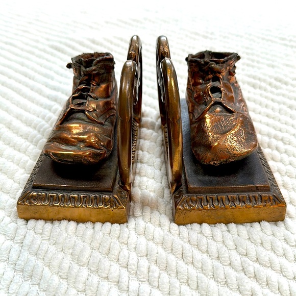 Vintage Antique Bookends! Bronzed baby shoes. Perfect for a nursery / shower !📚 - Picture 1 of 12